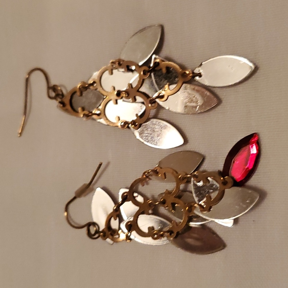 Red pierced earrings - Picture 2 of 2